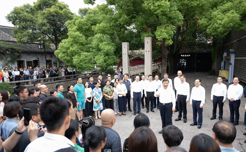 7月5日至7日，中共中央總書(shū)記、國(guó)家主席、中央軍委主席習(xí)近平在江蘇考察。這是6日上午，習(xí)近平在蘇州平江歷史文化街區(qū)，同當(dāng)?shù)鼐用窈陀慰陀H切交流。