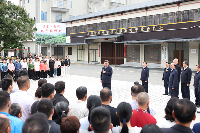 4月10日至13日，中共中央總書(shū)記、國(guó)家主席、中央軍委主席習(xí)近平在廣東考察。這是11日下午，習(xí)近平在茂名高州市根子鎮(zhèn)柏橋村同村民親切交流。